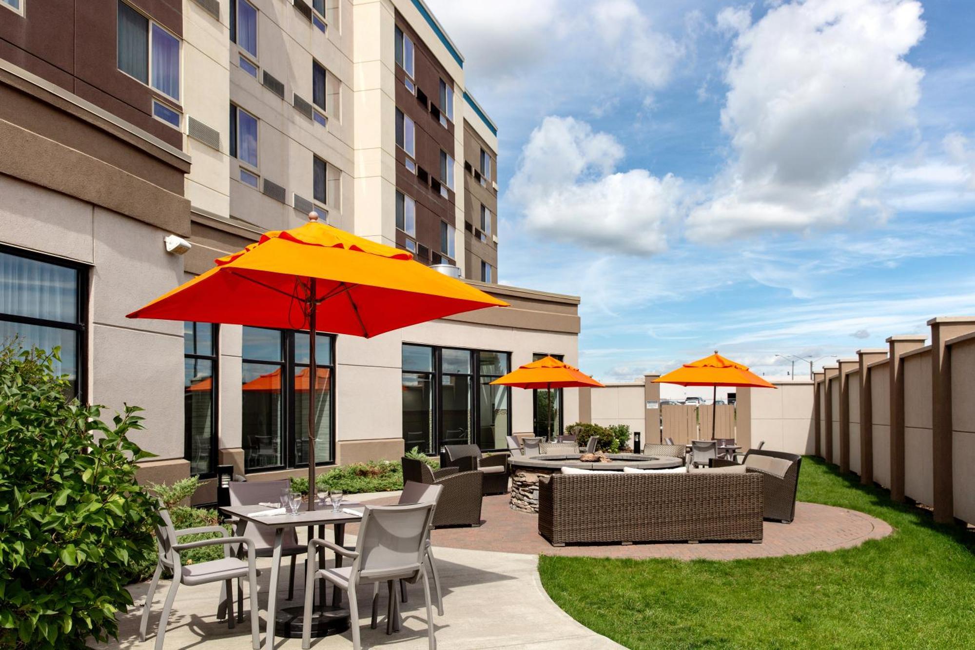 מלון Courtyard By Marriott Edmonton West מראה חיצוני תמונה