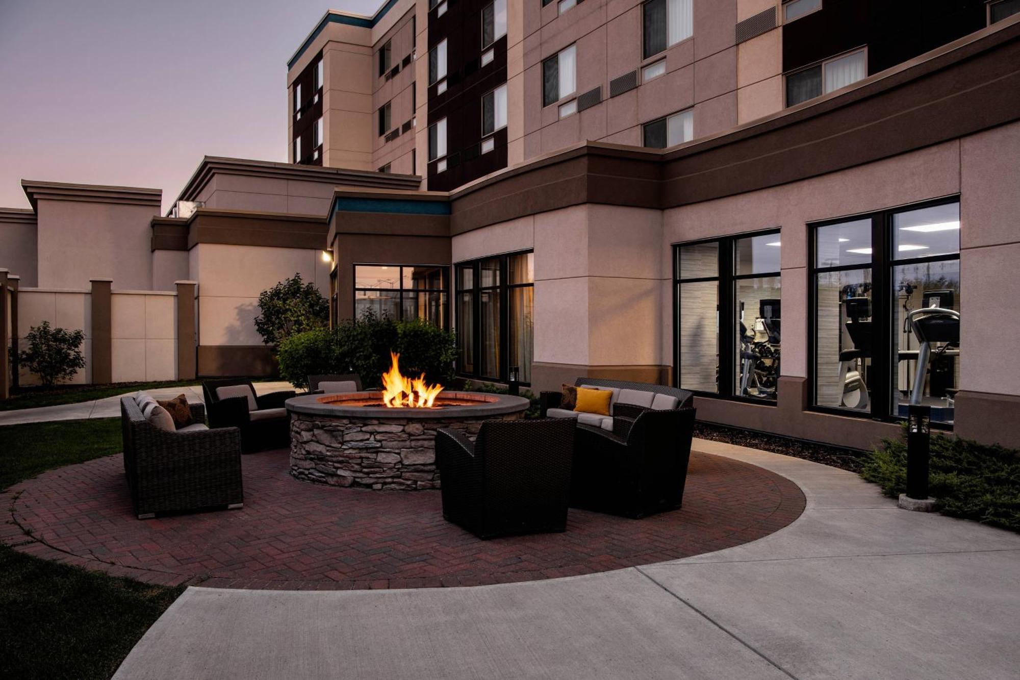 מלון Courtyard By Marriott Edmonton West מראה חיצוני תמונה