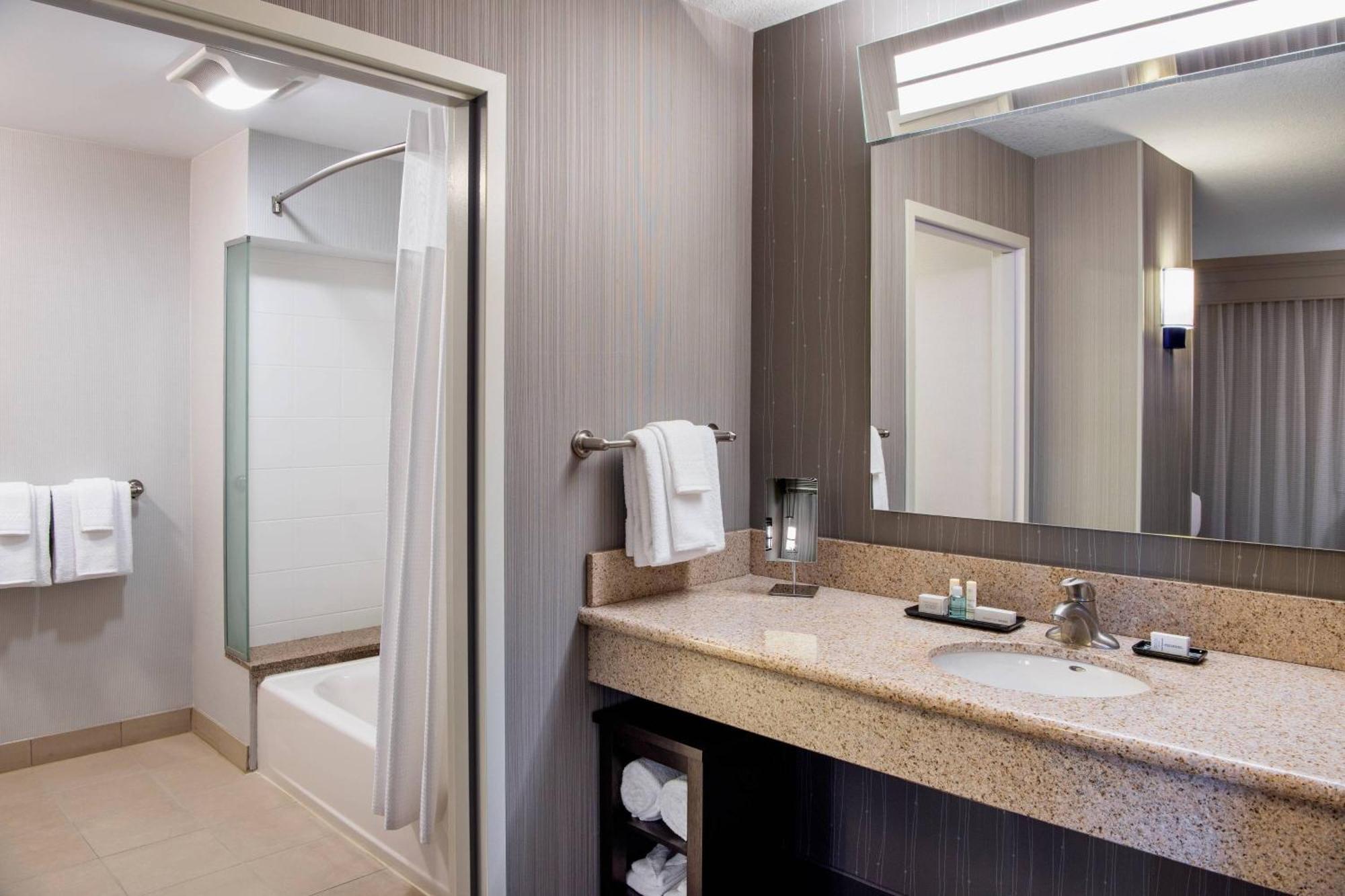 מלון Courtyard By Marriott Edmonton West מראה חיצוני תמונה
